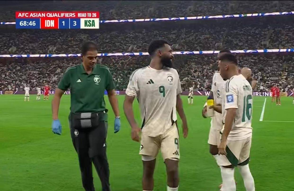 赛前欧超杯焦点战；阿贾克斯门线救险；球迷炸锅；赛程密集仍需轮换 