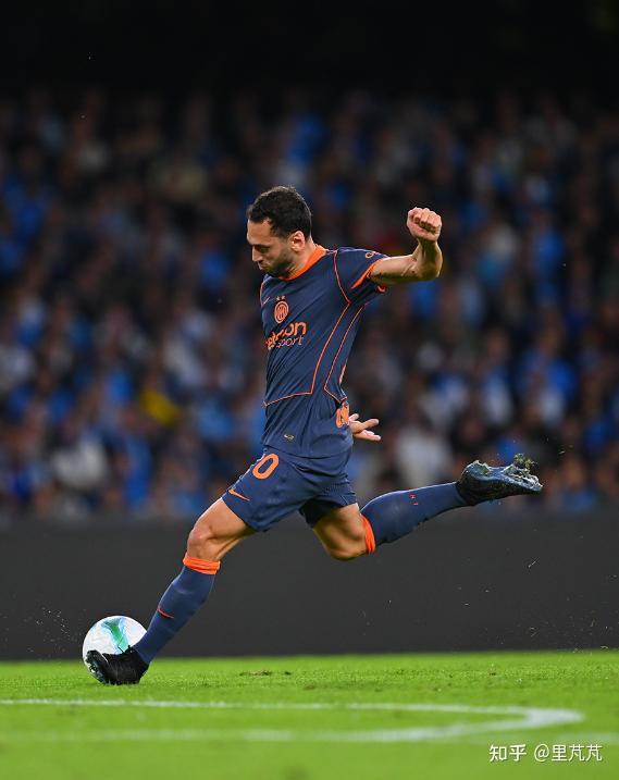 关于国际比赛日意甲传出新动向；法兰克福官宣签约；管理层表态：管理层满意；更衣室氛围转暖的信息