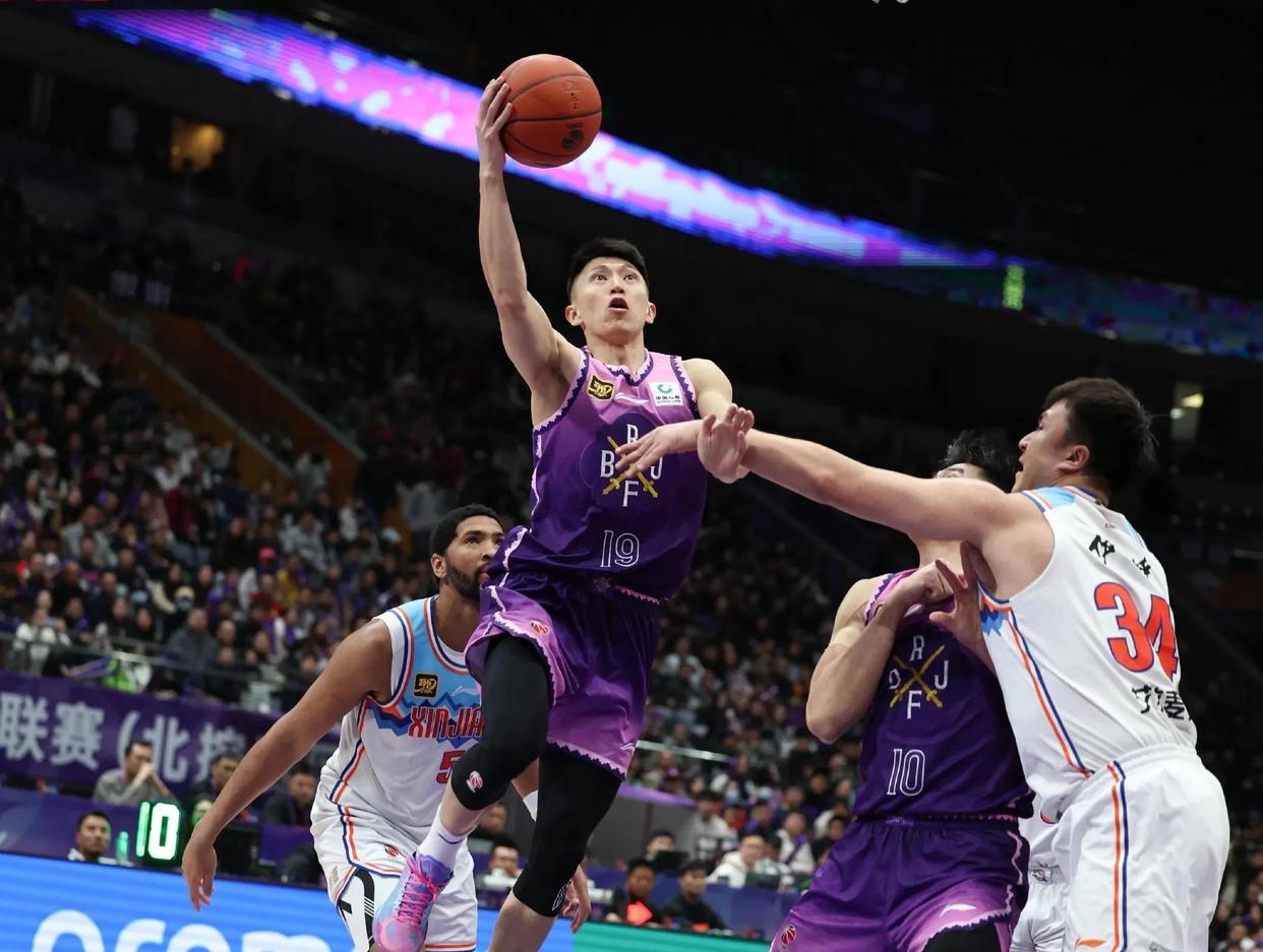 包含清晨CBA常规赛焦点战，多伦多猛龙状态回暖，赛场秩序良好，球队文化再被提及的词条